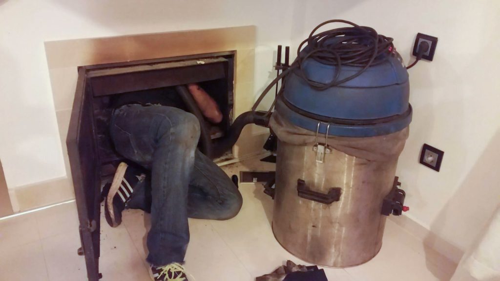 Коминочистач, който се е пъхнал да чисти комин